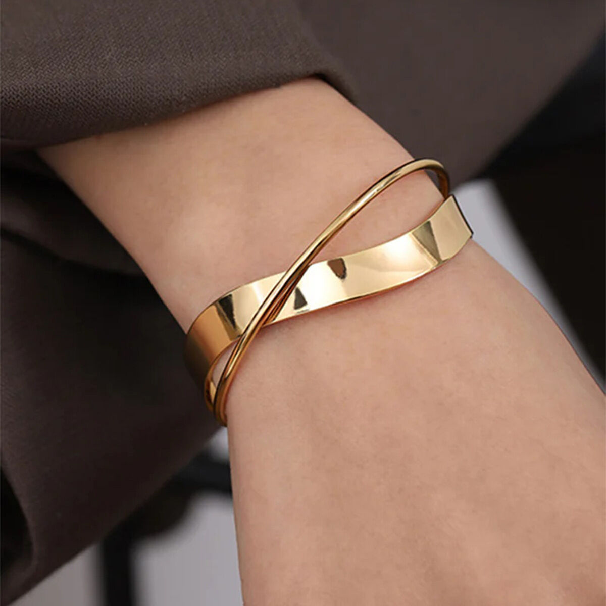 Bracelet jonc femme en acier inoxydable doré, étanche, à lignes superposées, collection Fascinating Series (1 pièce)