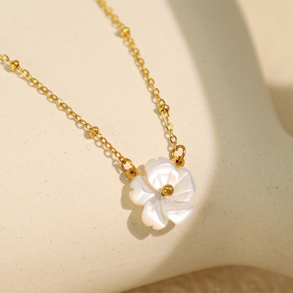 1 Piece Classic Series Elegant Flower Titanium Steel   Gold Color  Women's Pendant Necklaces
