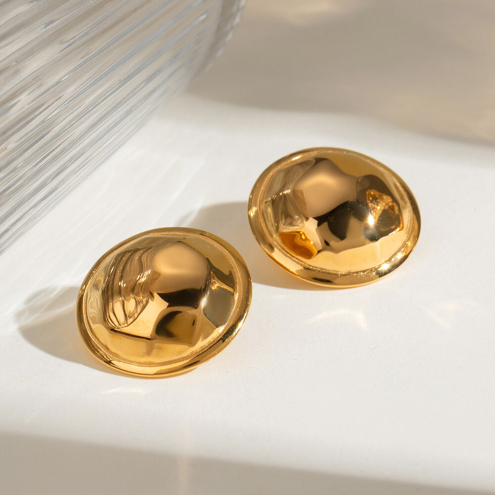 1 par de aretes de botón de acero inoxidable chapados en oro de 18 quilates con diseño geométrico simple para mujer h5Imagen3