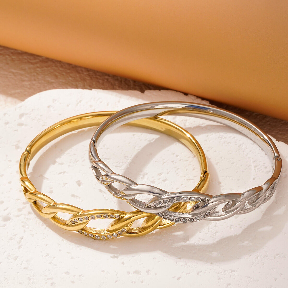 1 stuk Dazzling Series Classic Twist roestvrijstalen waterdichte gouden damesarmband