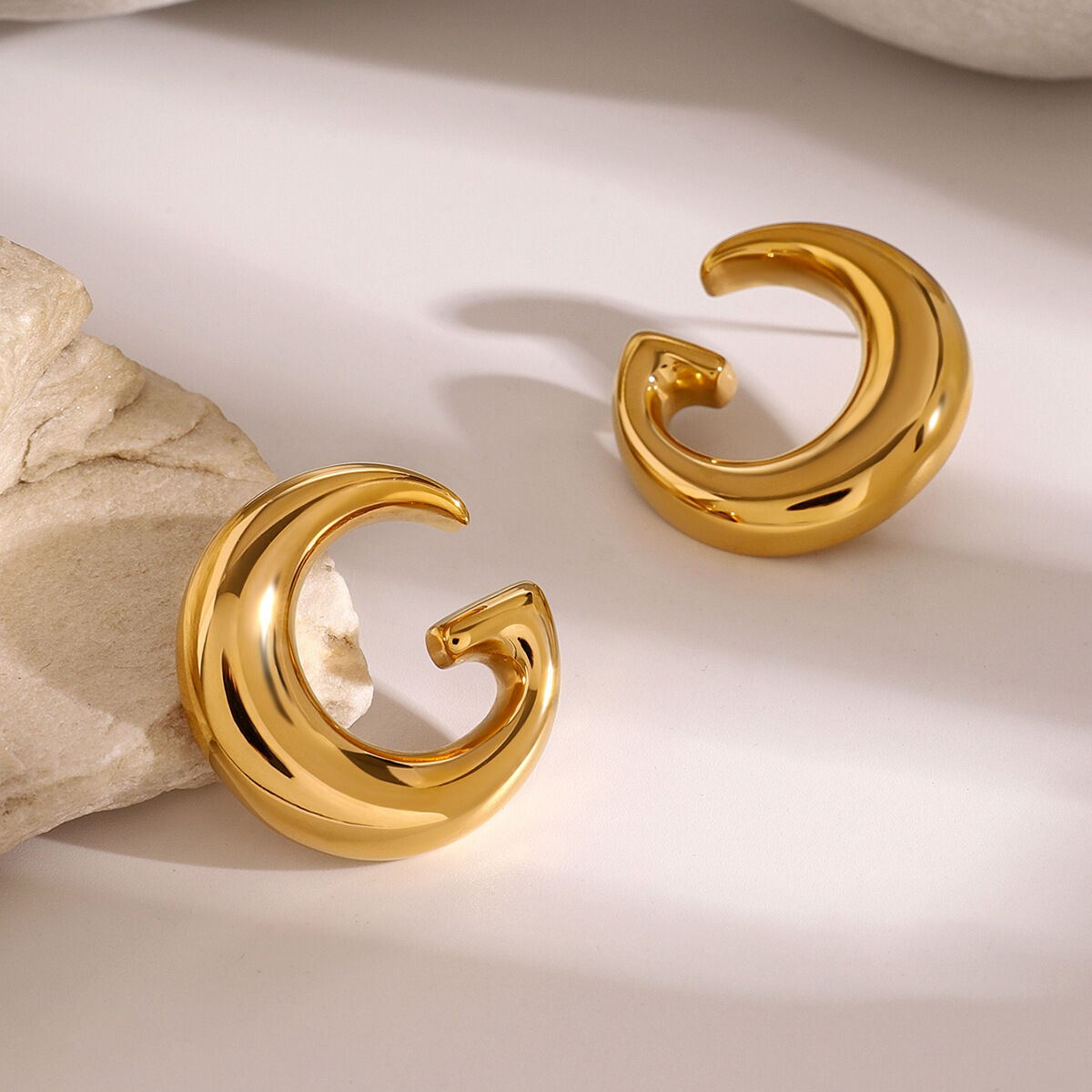 1 par de aretes de botón de acero inoxidable chapados en oro de 18 quilates con diseño geométrico de serie simple para mujer h5 Imagen3