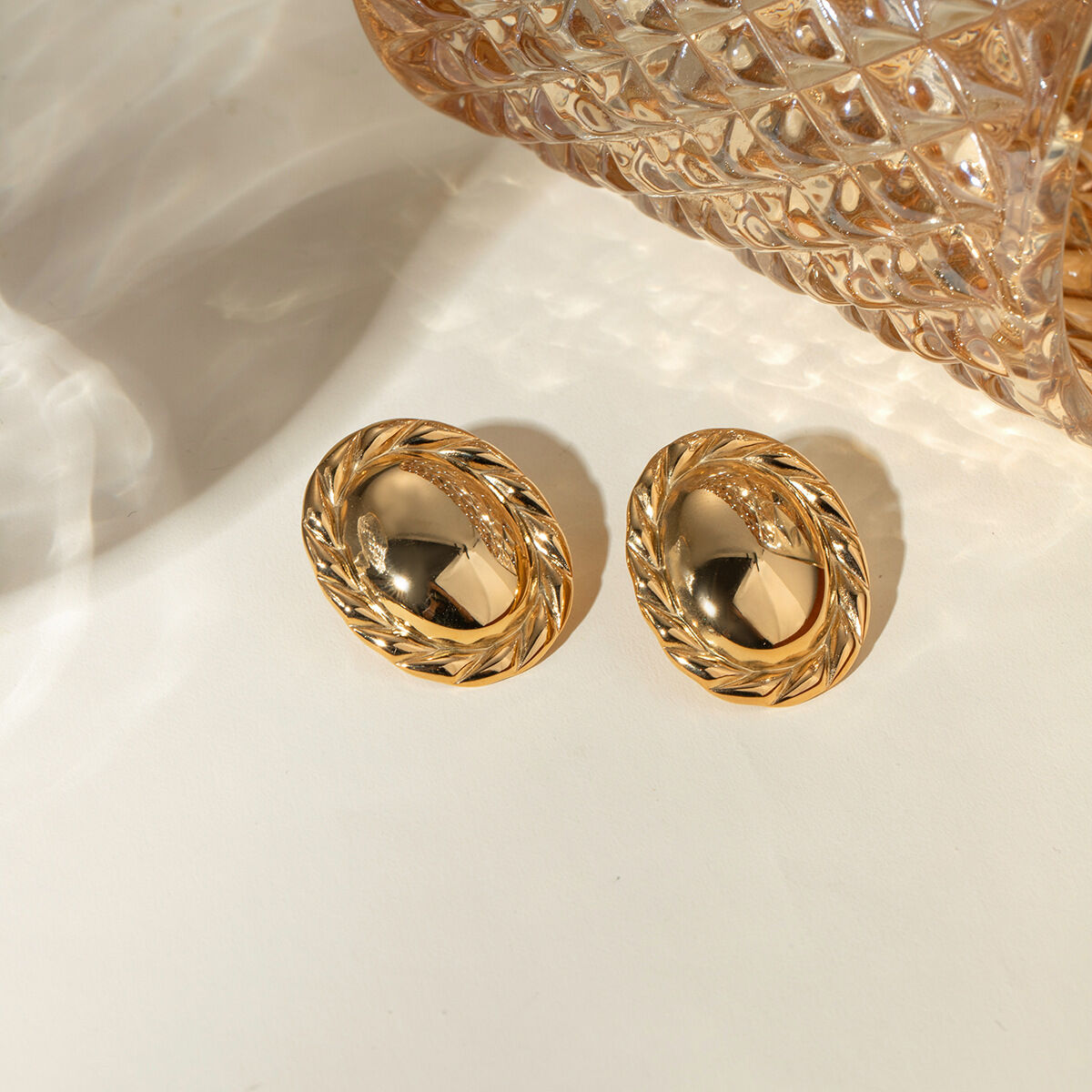boucles d'oreilles rondes en acier inoxydable or  avec bord en corde de chanvre lisse au milieu, bijoux antiallergiques  Image5
