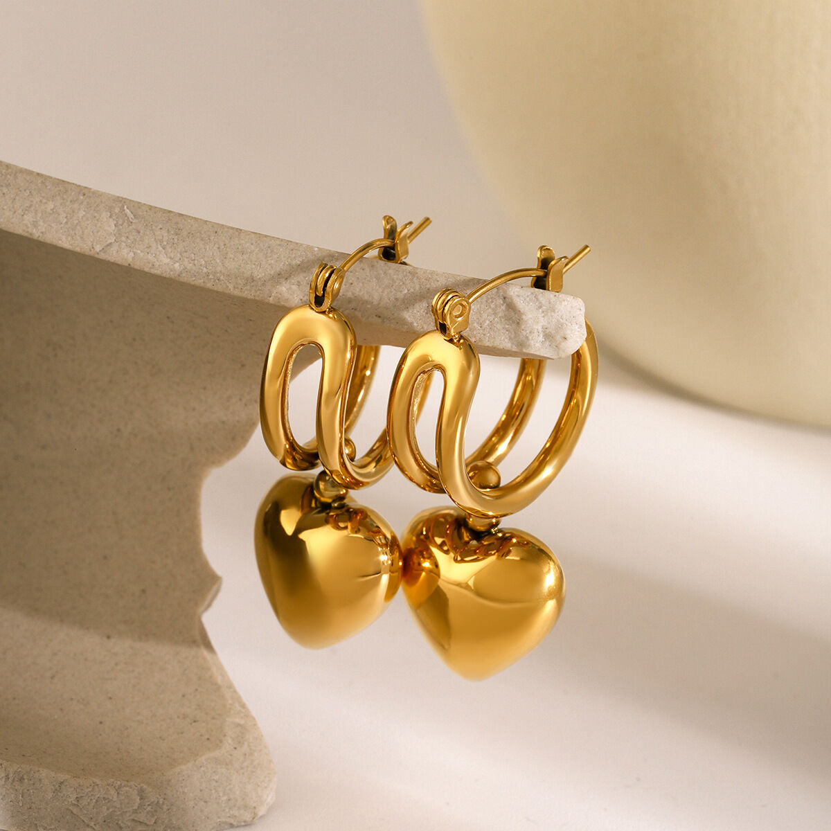 1 par de pendientes colgantes de acero inoxidable chapados en oro de 18 quilates con forma de corazón clásico de serie simple para mujer