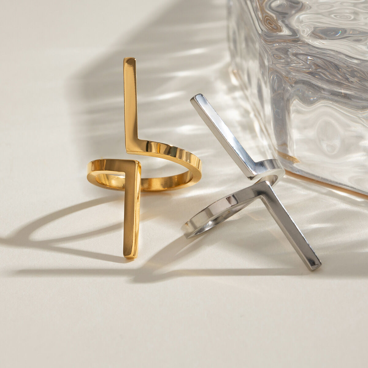 1 Stück schlichter, geometrischer, wasserdichter, vergoldeter Damenring aus Edelstahl, verstellbar