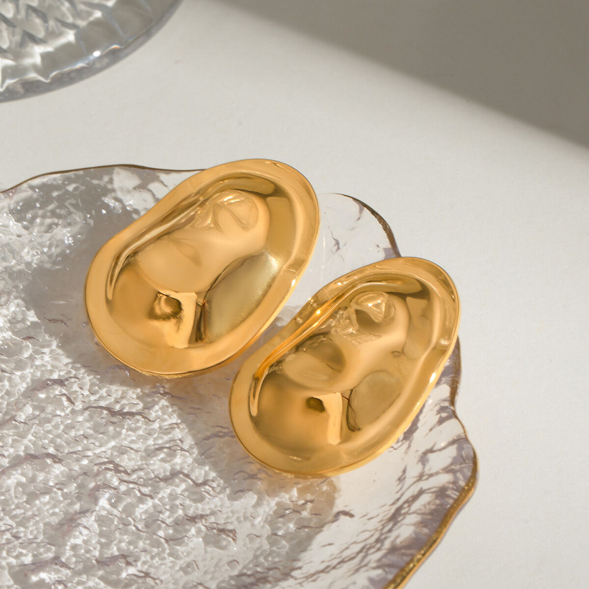 1 paio di orecchini a bottone in acciaio inossidabile color oro impermeabili con martello h5Immagine4