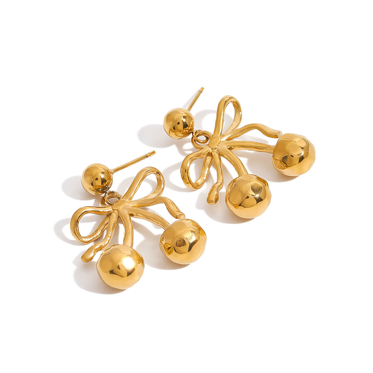 1 par de pendientes colgantes románticos de cerezas, de acero inoxidable, resistentes al agua y color dorado para mujer. Imagen7