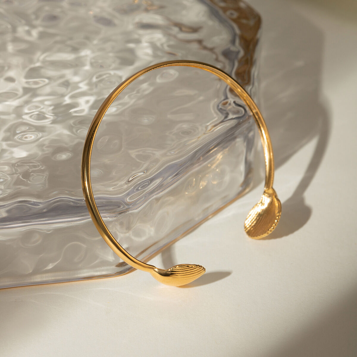 pulsera abierta sencilla con diseño de vieira pequeña de acero inoxidable de oro de 18 quilates, estilo transfronterizo europeo y americano, temperamento de , para mujer h5 Imagen8