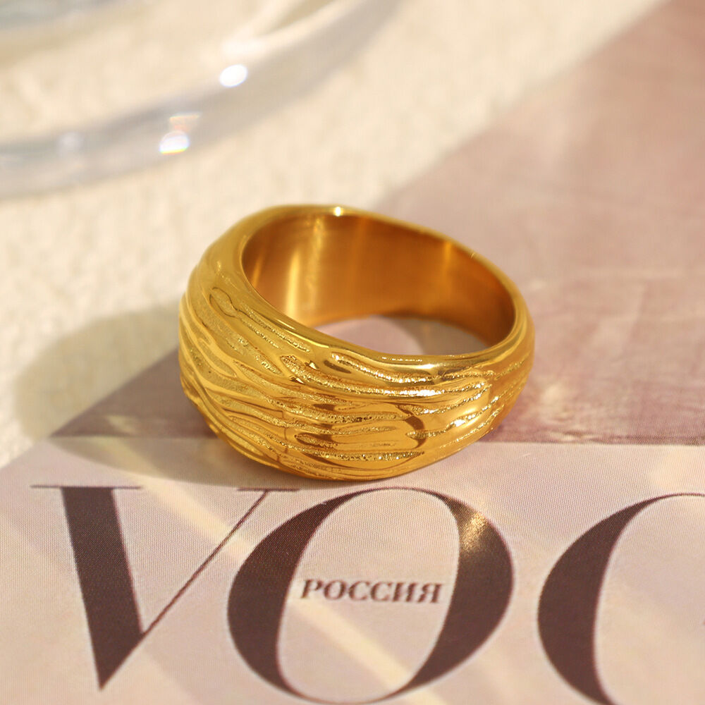 Anillos individuales para mujer, de acero titanio chapado en oro de 18 quilates, con tiras retro de serie simple, 1 par Imagen4