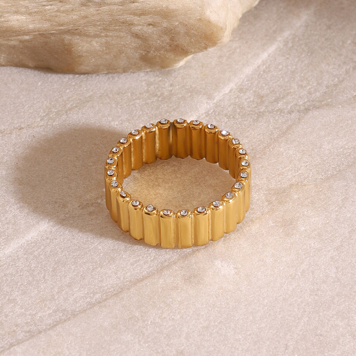 1 paio di anelli singoli da donna con strass in acciaio inossidabile placcato oro , serie semplice, h5 Immagine3