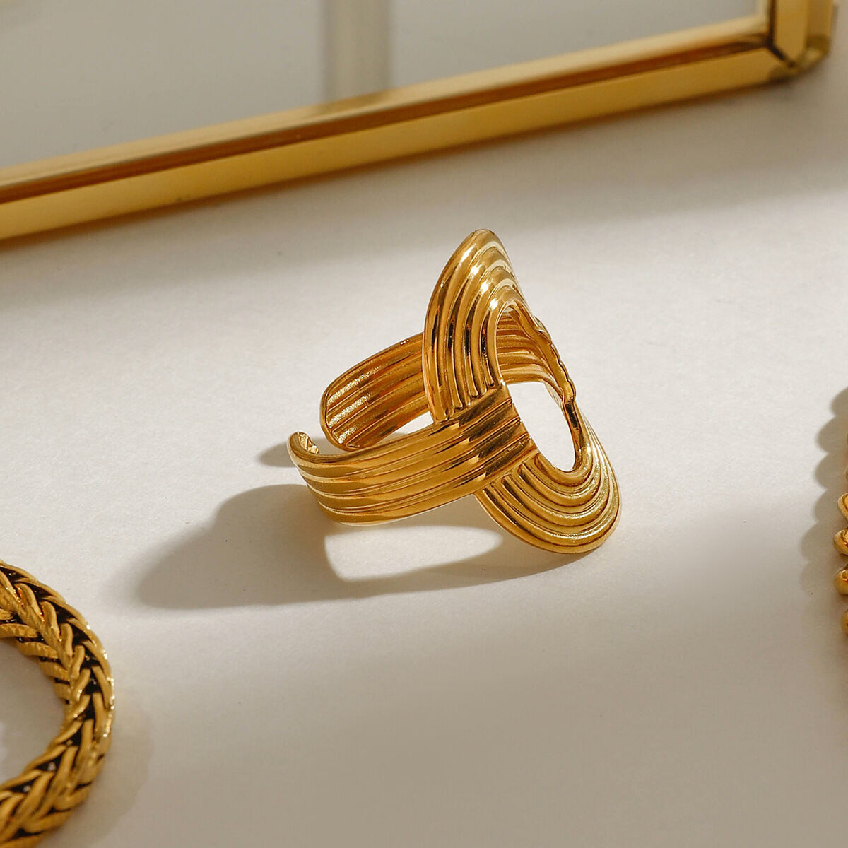 Anillos ajustables para mujer de acero inoxidable, resistentes al agua, color dorado, de línea ovalada, de la serie clásica, de 1 pieza 2