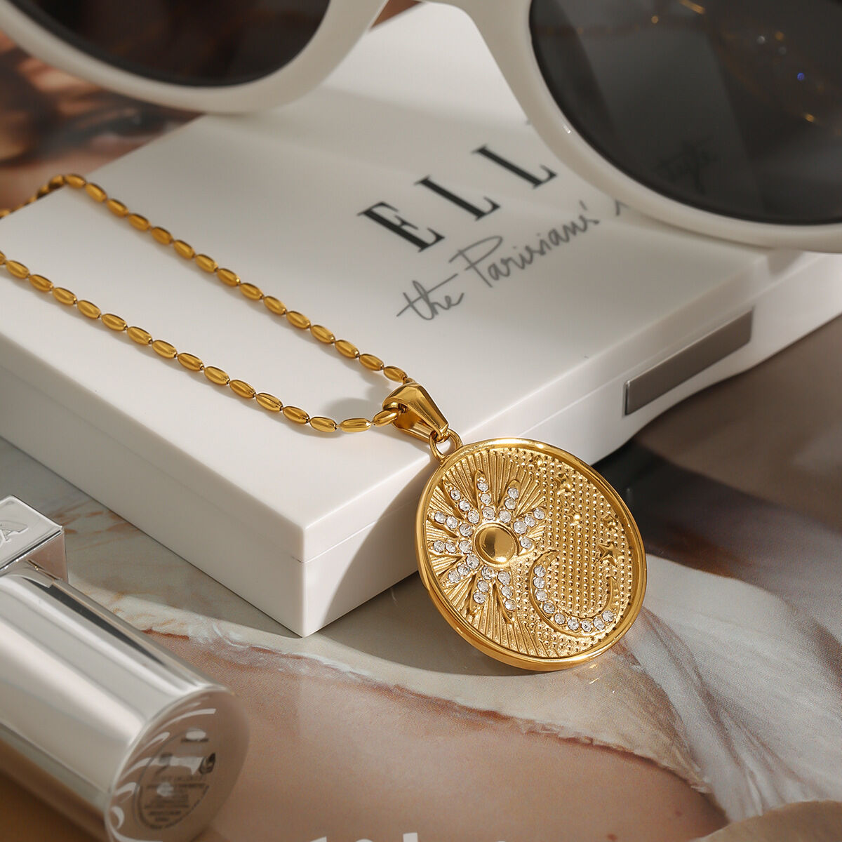 Collar con colgante de acero inoxidable dorado resistente al agua con diseño de sol y luna, serie romántica, para mujer, 1 unidad Imagen4