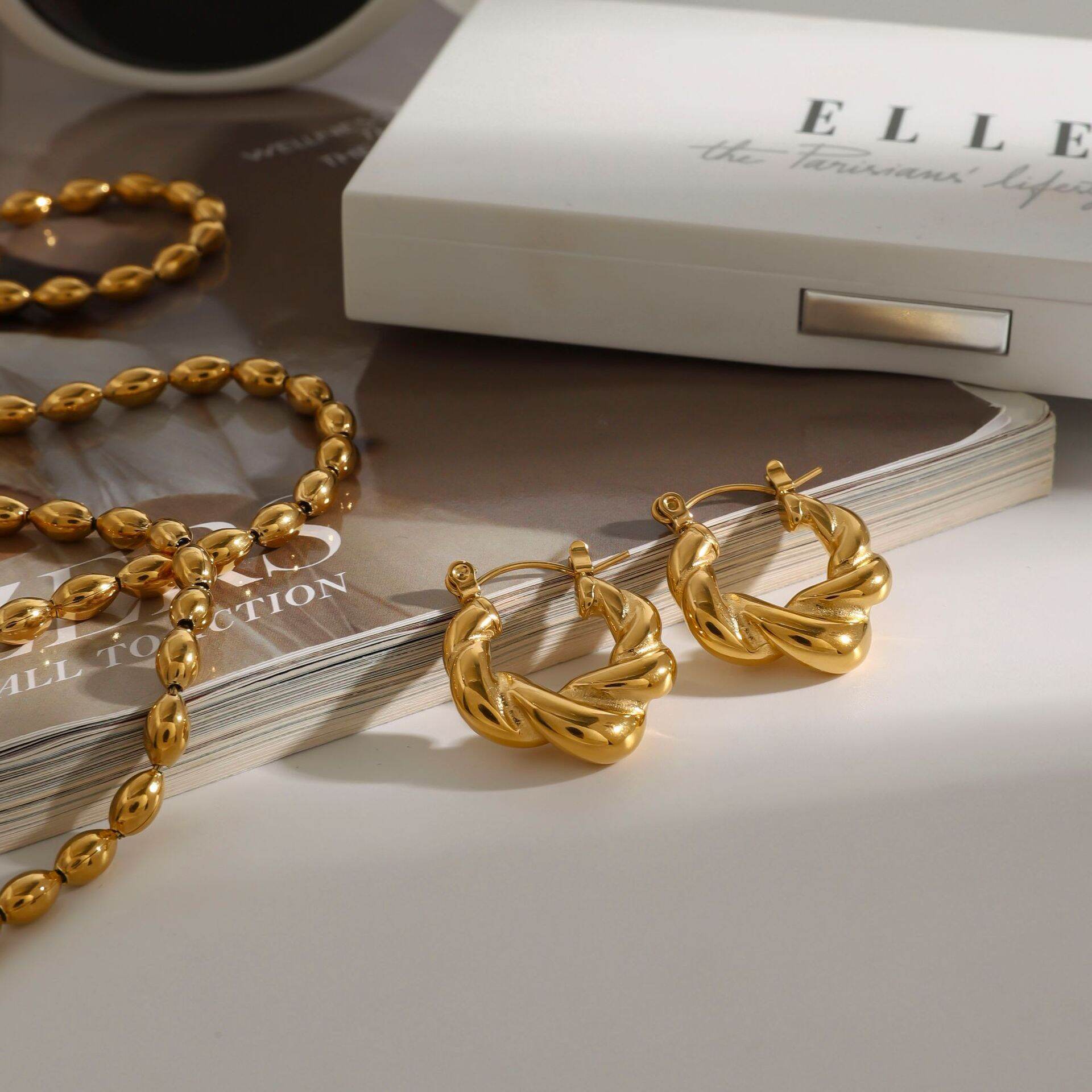 1 Paar klassische Daily Twist Ringohrringe aus wasserfestem Edelstahl in Goldfarbe für Damen h5Bild5