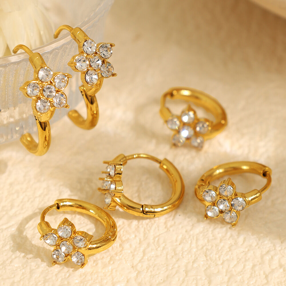 1 paio di orecchini a cerchio da donna in acciaio inossidabile color oro, a forma di fiore, di lusso e brillanti