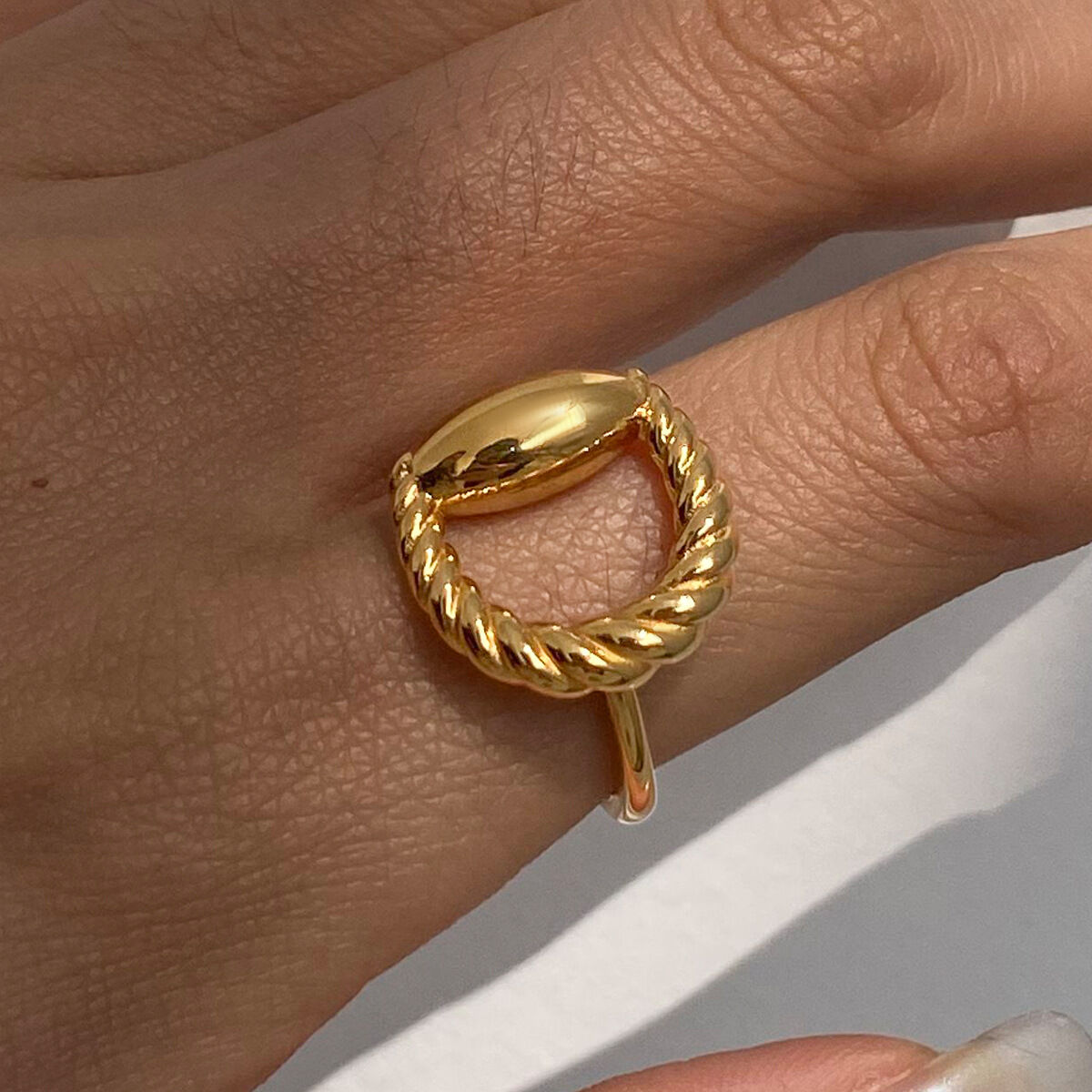 Anelli singoli da donna in acciaio inossidabile color oro impermeabile con treccia a forma di D, 1 pezzo, progettabili h5 Immagine11