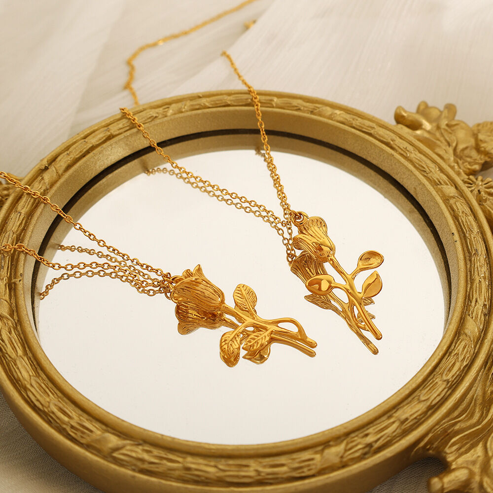1 pezzo serie romantica dolce fiore titanio acciaio placcato oro 18k donne ciondolo collane 2