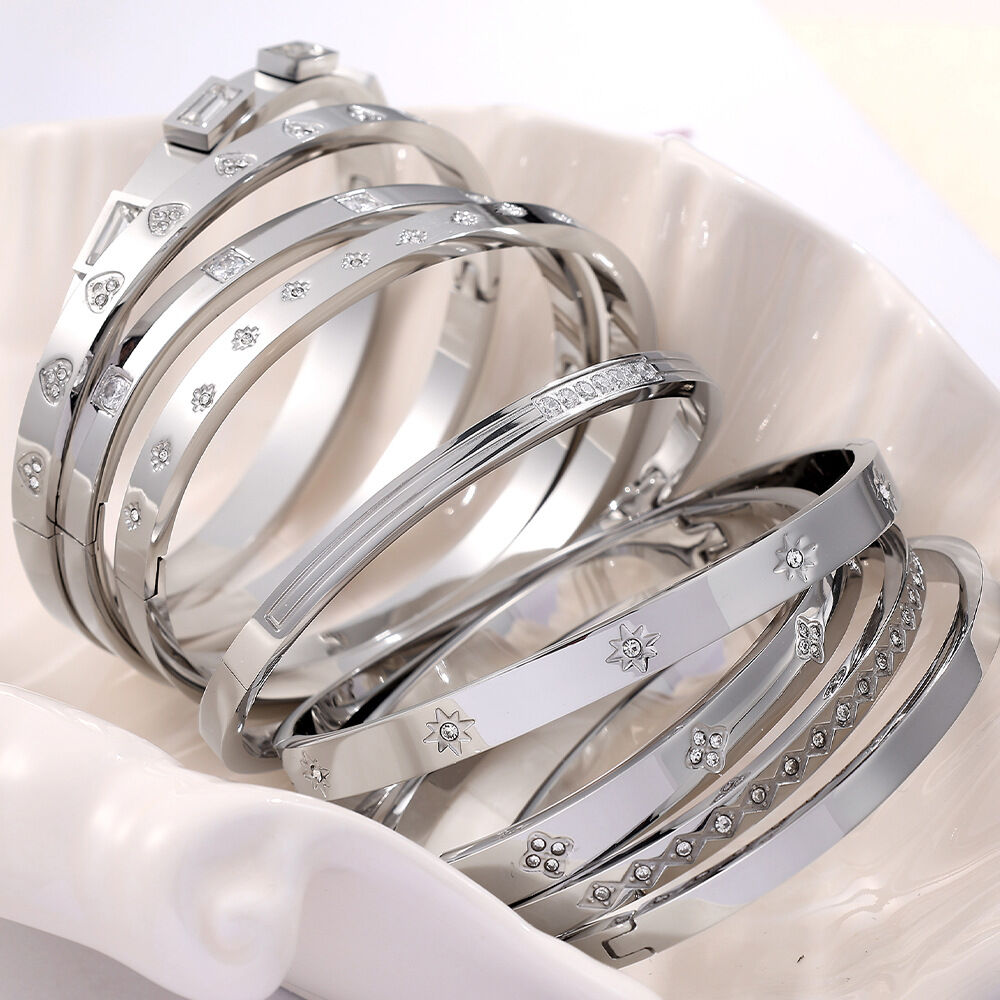 1 stuk Exquisite Series glanzende zeshoekige roestvrijstalen waterdichte gouden damesarmband Afbeelding8