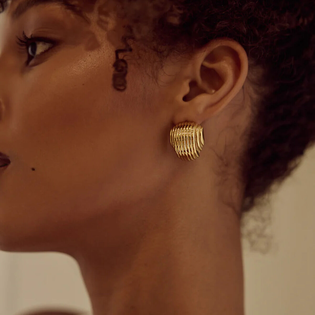 1 par de aretes tipo botón de acero inoxidable chapados en oro de 18 quilates con diseño de tiras de estilo simple para mujer Imagen2