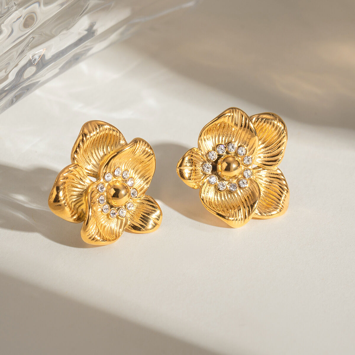 1 par de pendientes de botón de acero inoxidable chapados en oro de 18 quilates con diseño de flores retro de serie clásica para mujer Imagen3