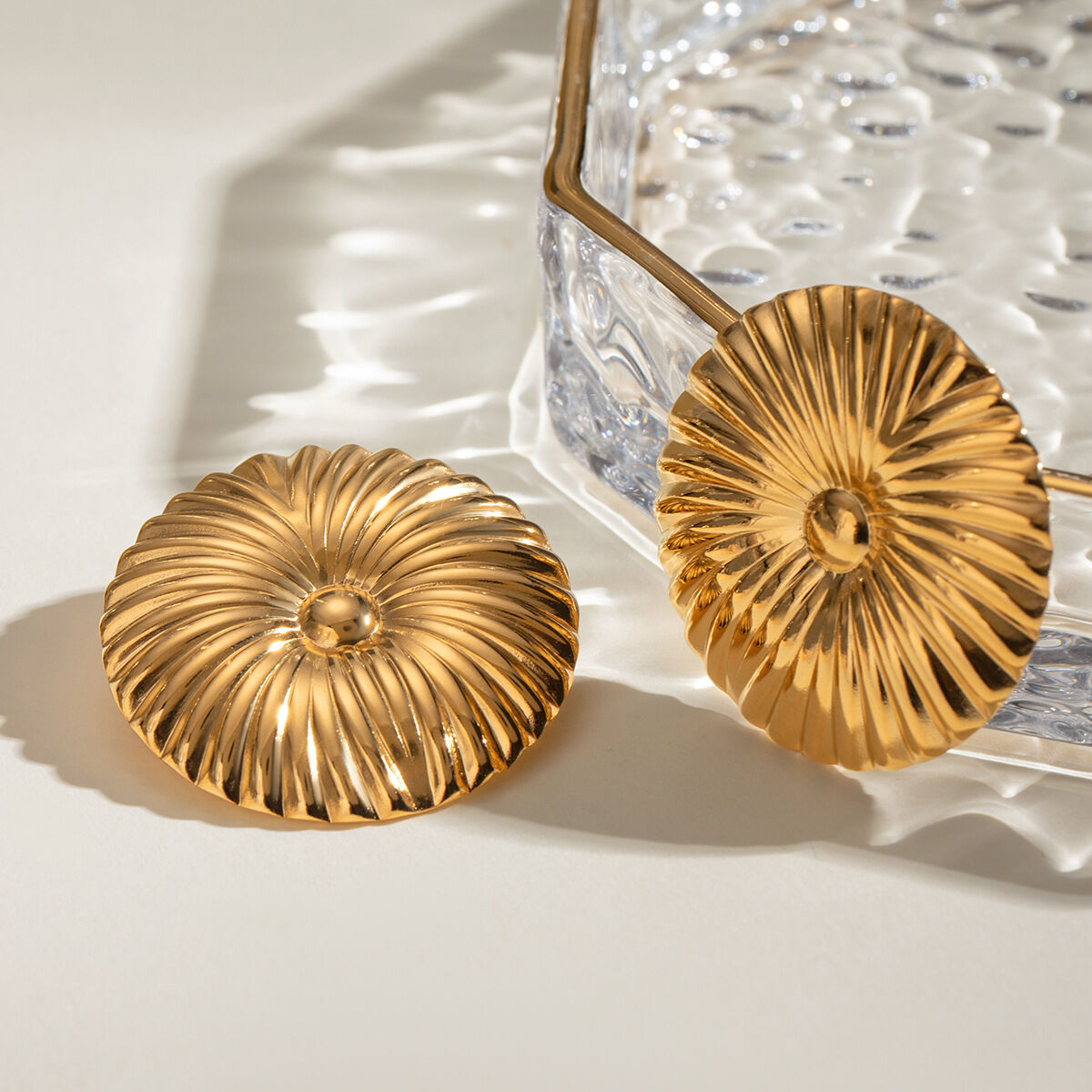 1 par de pendientes de botón de acero inoxidable chapados en oro de 18 quilates con diseño de flores retro de serie simple para mujer h5 Imagen3