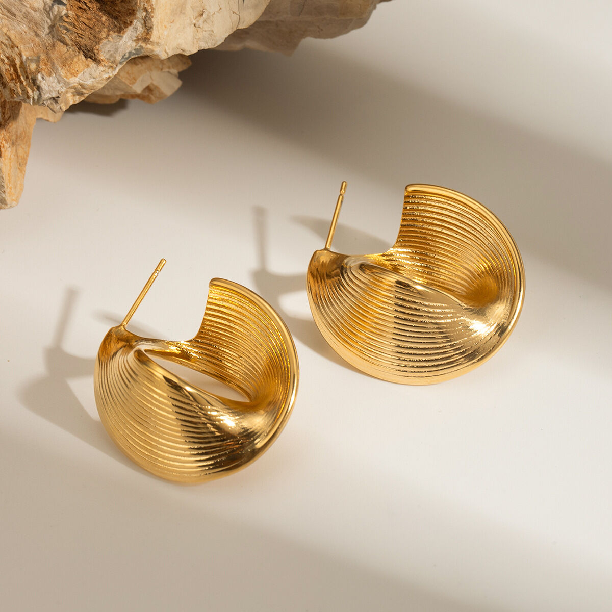 1 paire de boucles d'oreilles à tige pour femme en acier inoxydable plaqué or , série simple
