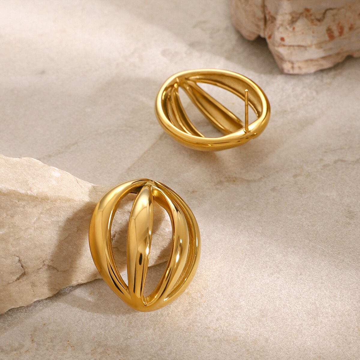 1 par de aretes de botón de acero inoxidable chapados en oro de 18 quilates con diseño geométrico simple para mujer Imagen4