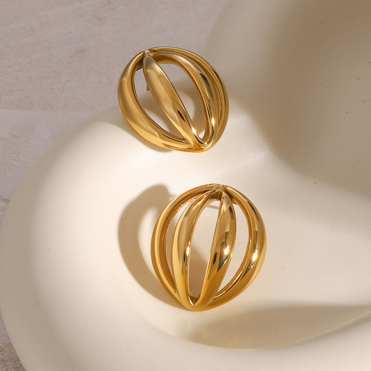 1 par de aretes de botón de acero inoxidable chapados en oro de 18 quilates con diseño geométrico simple para mujer Imagen3