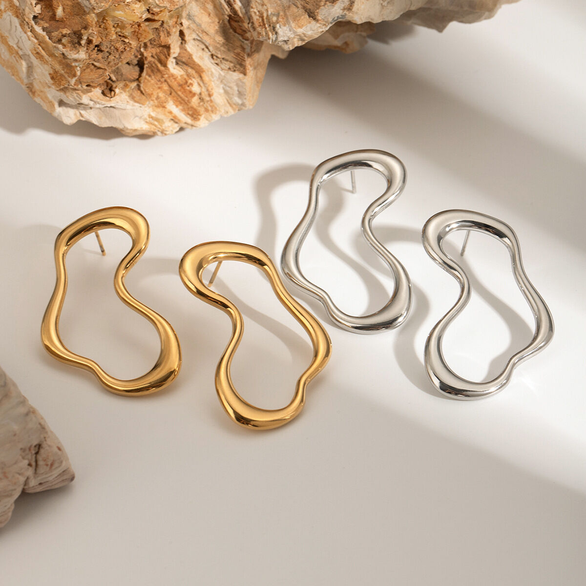 1 par de aretes de botón de acero inoxidable chapados en oro de 18 quilates con diseño geométrico simple para mujer