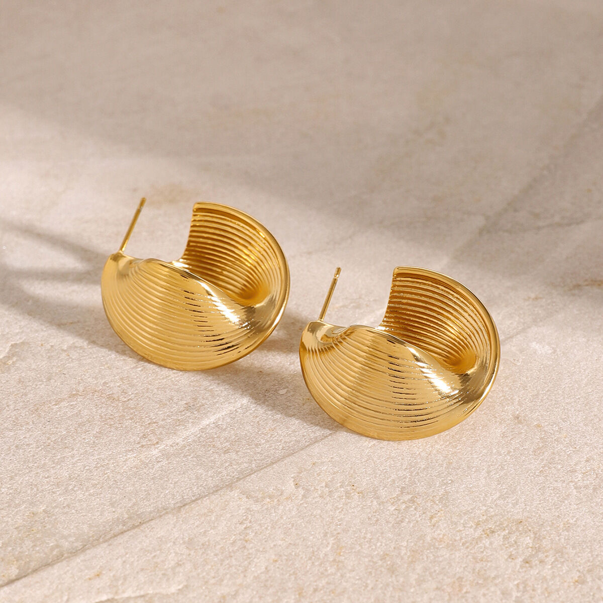 1 paire de boucles d'oreilles à tige pour femme en acier inoxydable plaqué or , série simple 2