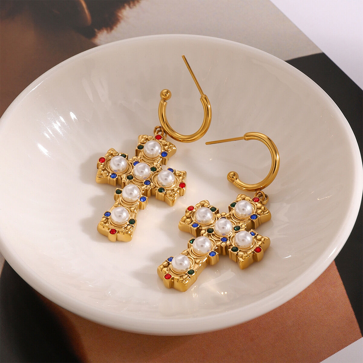 1 paio di orecchini pendenti da donna in acciaio inossidabile color oro, impermeabili, a forma di croce, colorati e lussuosi. Immagine3
