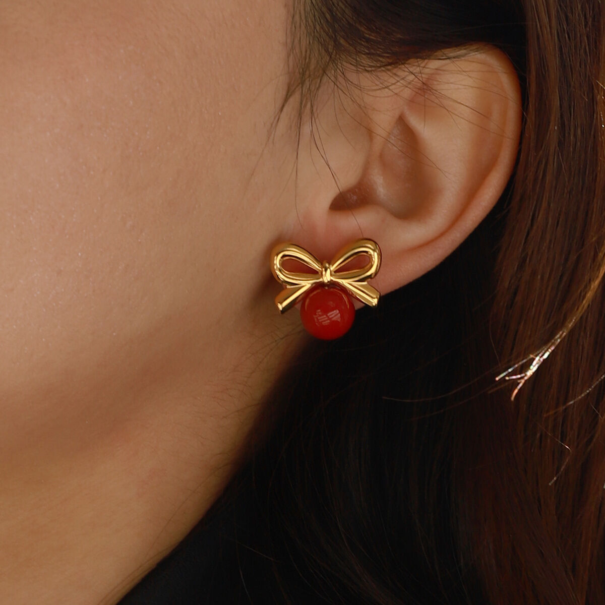 1 paio di splendidi orecchini a bottone da donna in acciaio inossidabile color oro con fiocco retrò e sfera rossa