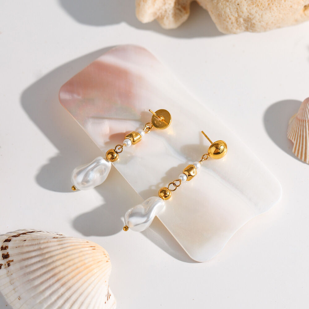 1 Paar romantische, exquisite, unregelmäßige, wasserfeste, goldfarbene Perlenohrringe aus Edelstahl für Damen. Bild3