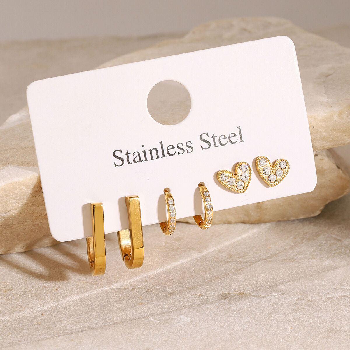 1 set di orecchini da donna color oro impermeabili in acciaio inossidabile a forma di cuore semplice 2