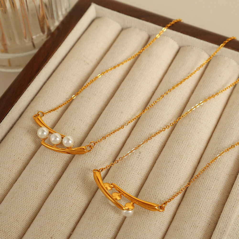 Collar con colgante de perlas artificiales para mujer, serie simple, retro, de acero inoxidable chapado en oro de 18 quilates. Imagen4