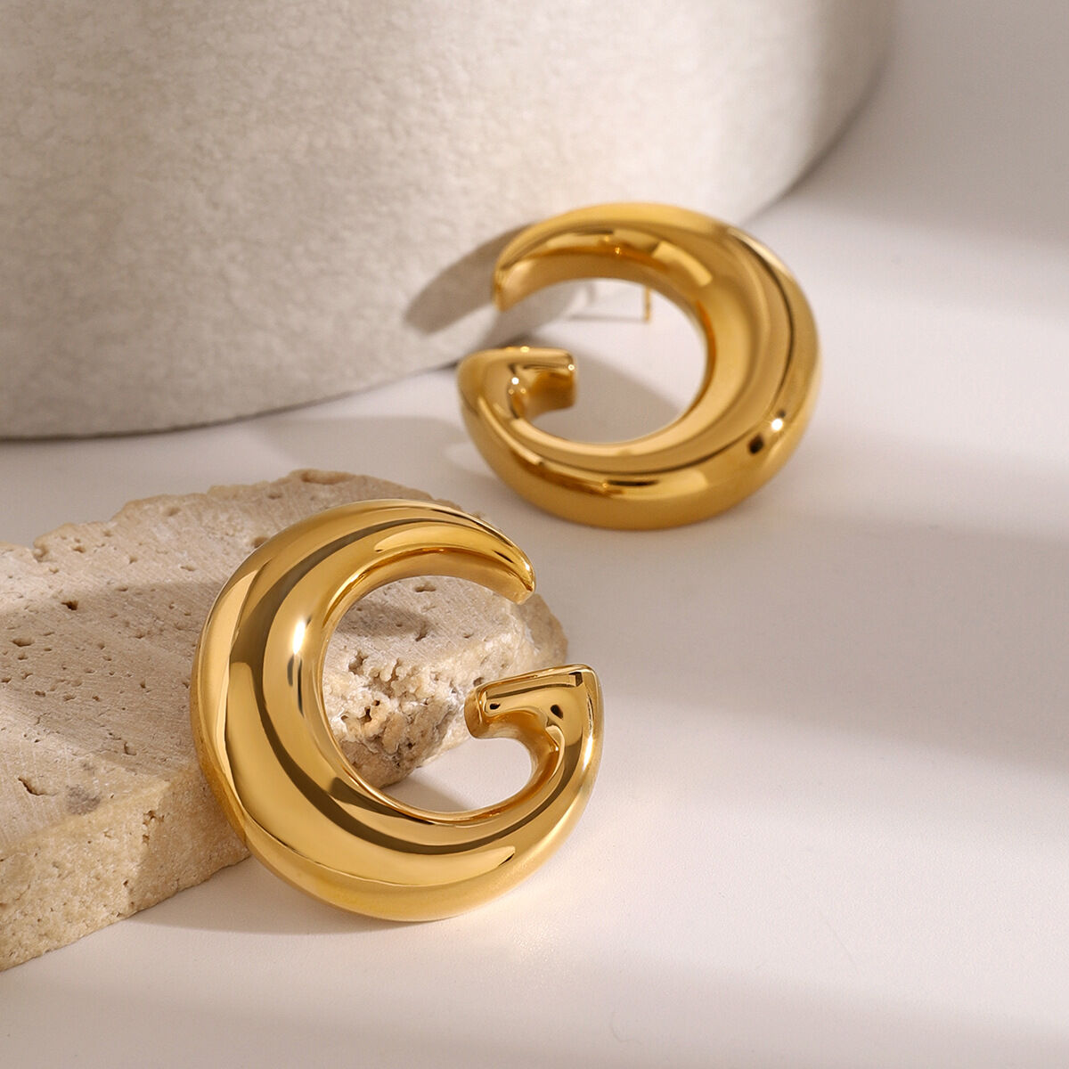 1 par de aretes de botón de acero inoxidable chapados en oro de 18 quilates con diseño geométrico de serie simple para mujer h5 Imagen2
