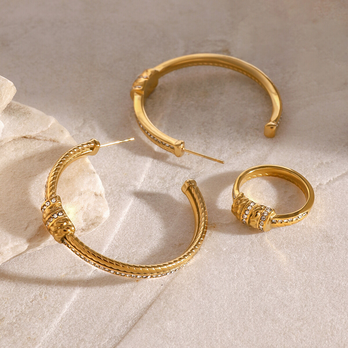 1 paio di orecchini da donna con strass placcati in oro , serie etnica, lettera retrò, in acciaio inossidabile Immagine3