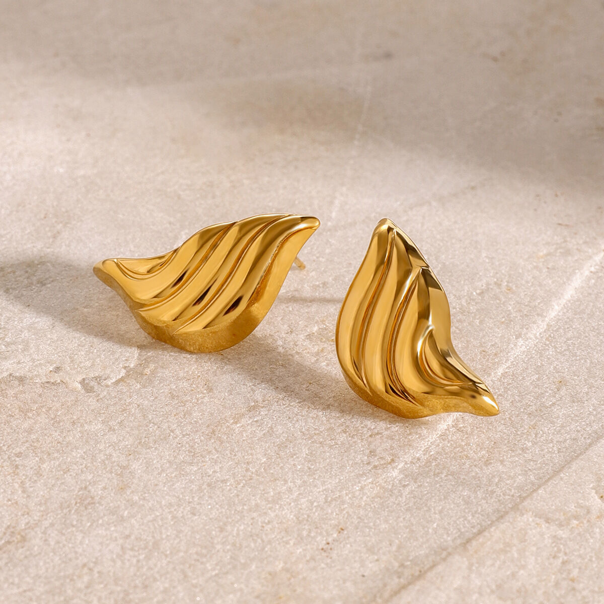1 par de aretes tipo botón de acero inoxidable chapados en oro de 18 quilates con diseño de tiras de estilo simple para mujer h5 Imagen4