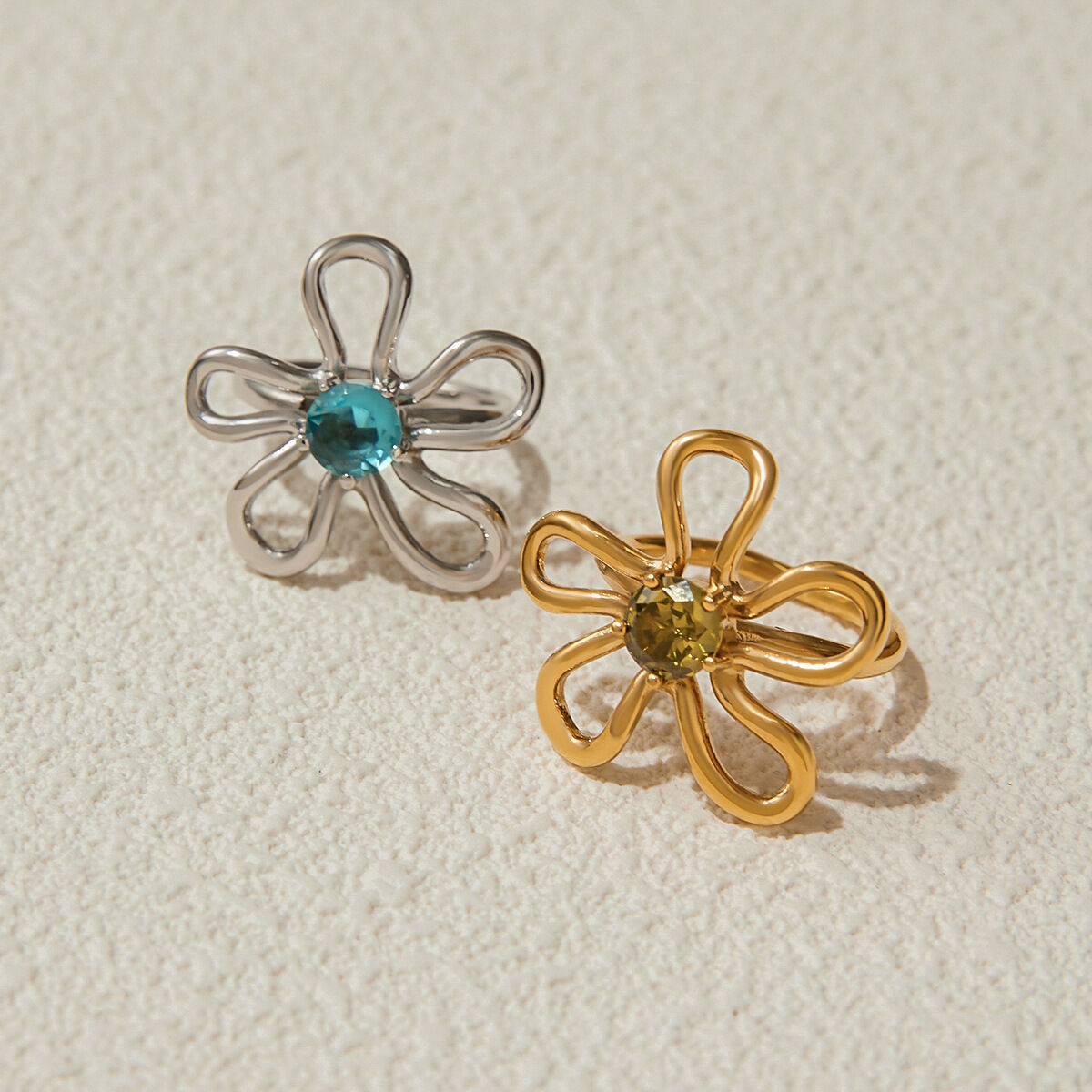 Anillos llamativos de acero inoxidable con diseño de flores dulces, resistentes al agua y color dorado. h5 Imagen2