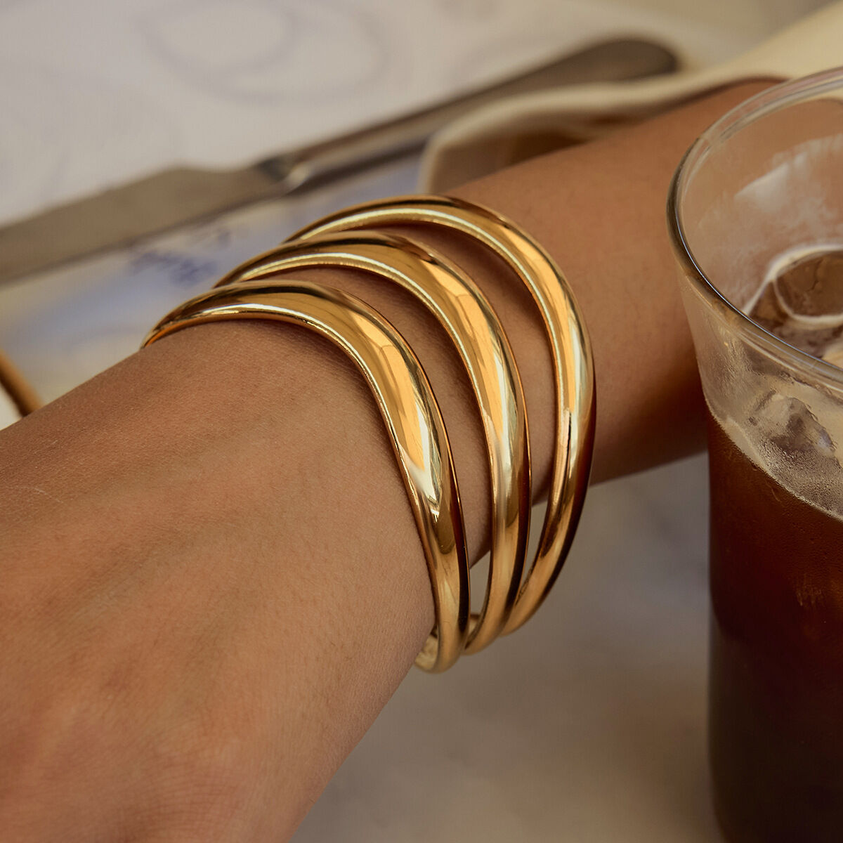 Semplici bracciali a polsino anulari in acciaio inossidabile impermeabile color oro Immagine3