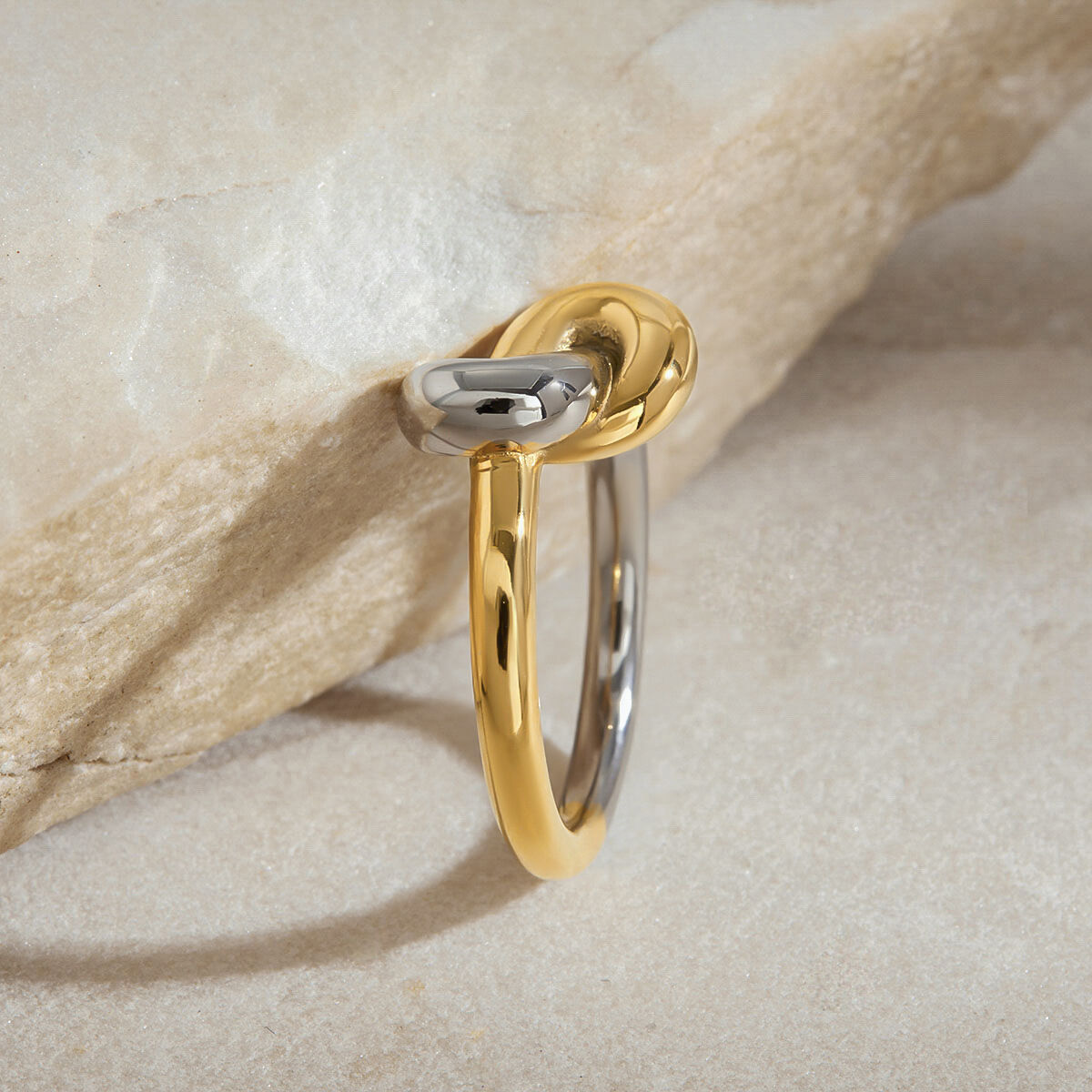 Anillos minimalistas sencillos de acero inoxidable, resistentes al agua y de colores combinados. Imagen7