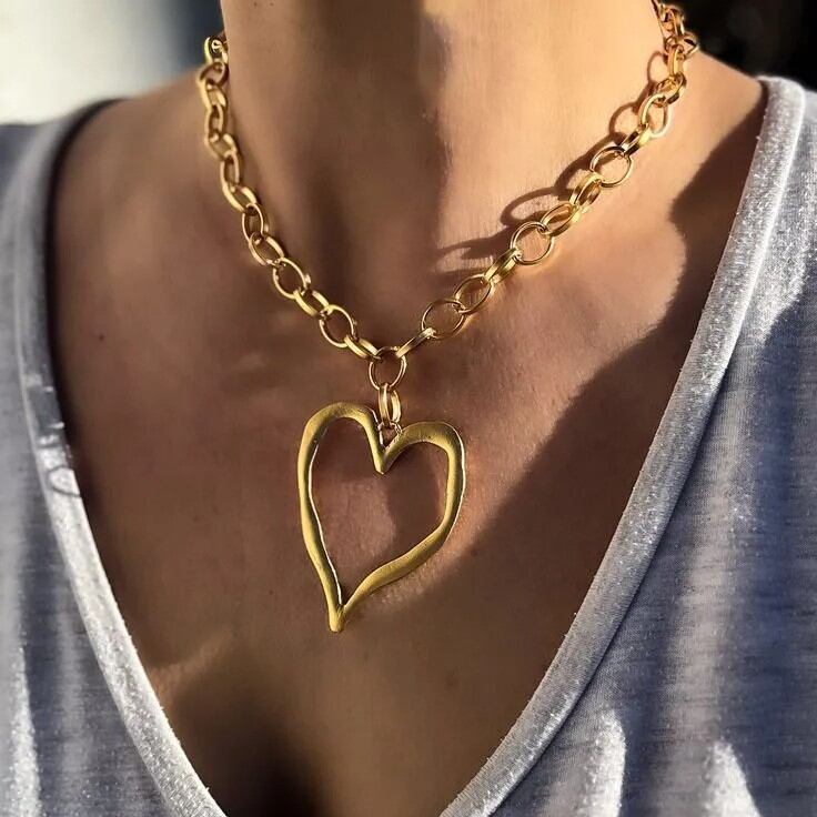 Collares con colgante sencillo en forma de corazón, de acero inoxidable, impermeables y de color dorado.