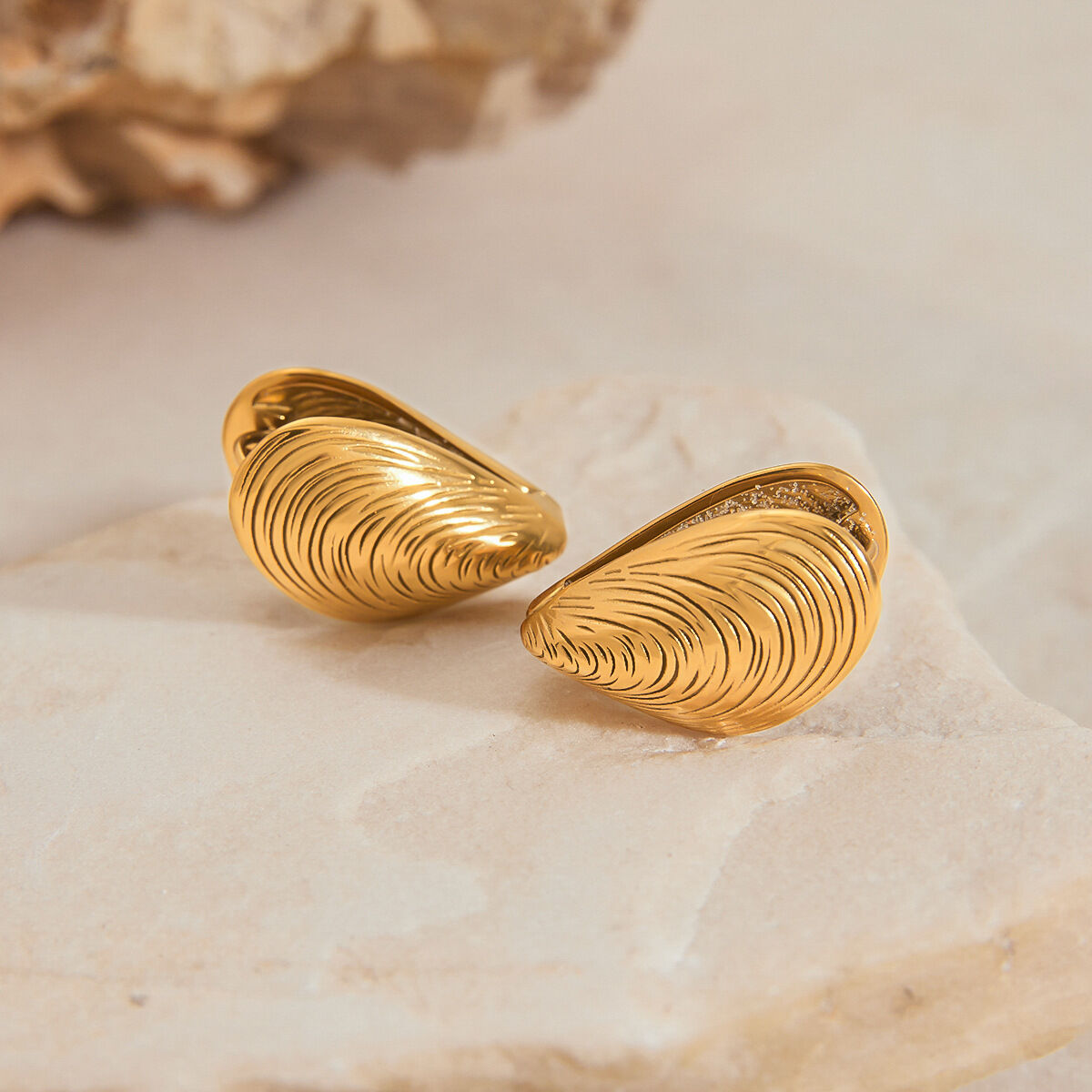 Orecchini a bottone color oro impermeabili in acciaio inossidabile a forma di conchiglia