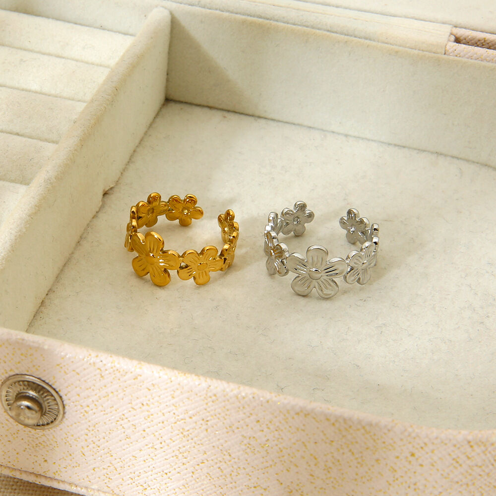 Anelli da donna impermeabili in acciaio inossidabile color oro a forma di fiore, leggeri e di lusso 2
