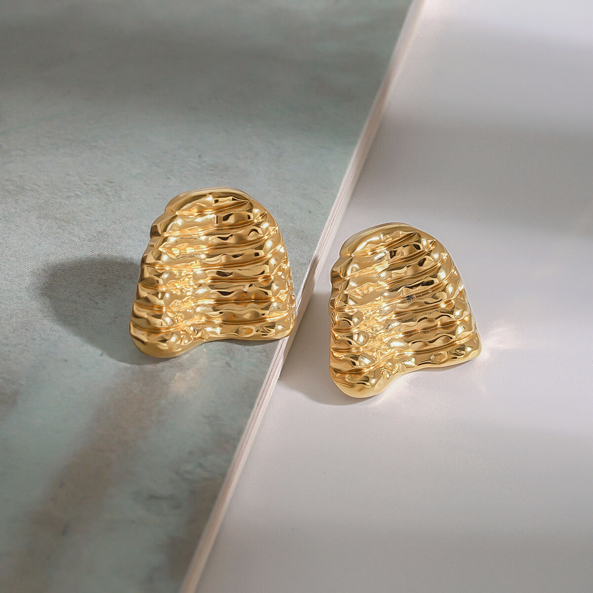 Orecchini a bottone classici in acciaio inossidabile color oro impermeabili 2