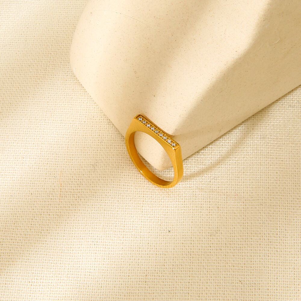 Eenvoudige, elegante, gouden, waterdichte damesring van roestvrij staal. 2