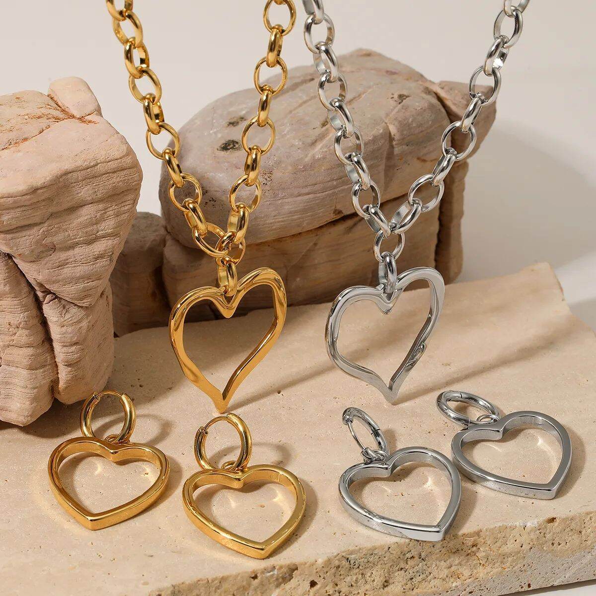 Collares con colgante sencillo en forma de corazón, de acero inoxidable, impermeables y de color dorado. 2