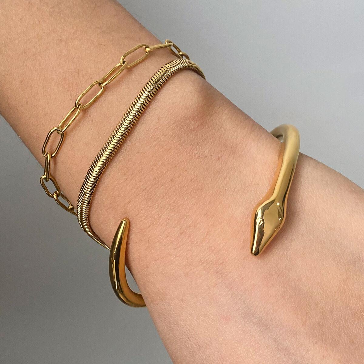 1 stuk luxe, stijlvolle, waterdichte, goudkleurige damesarmband in slangvorm, gemaakt van roestvrij staal.