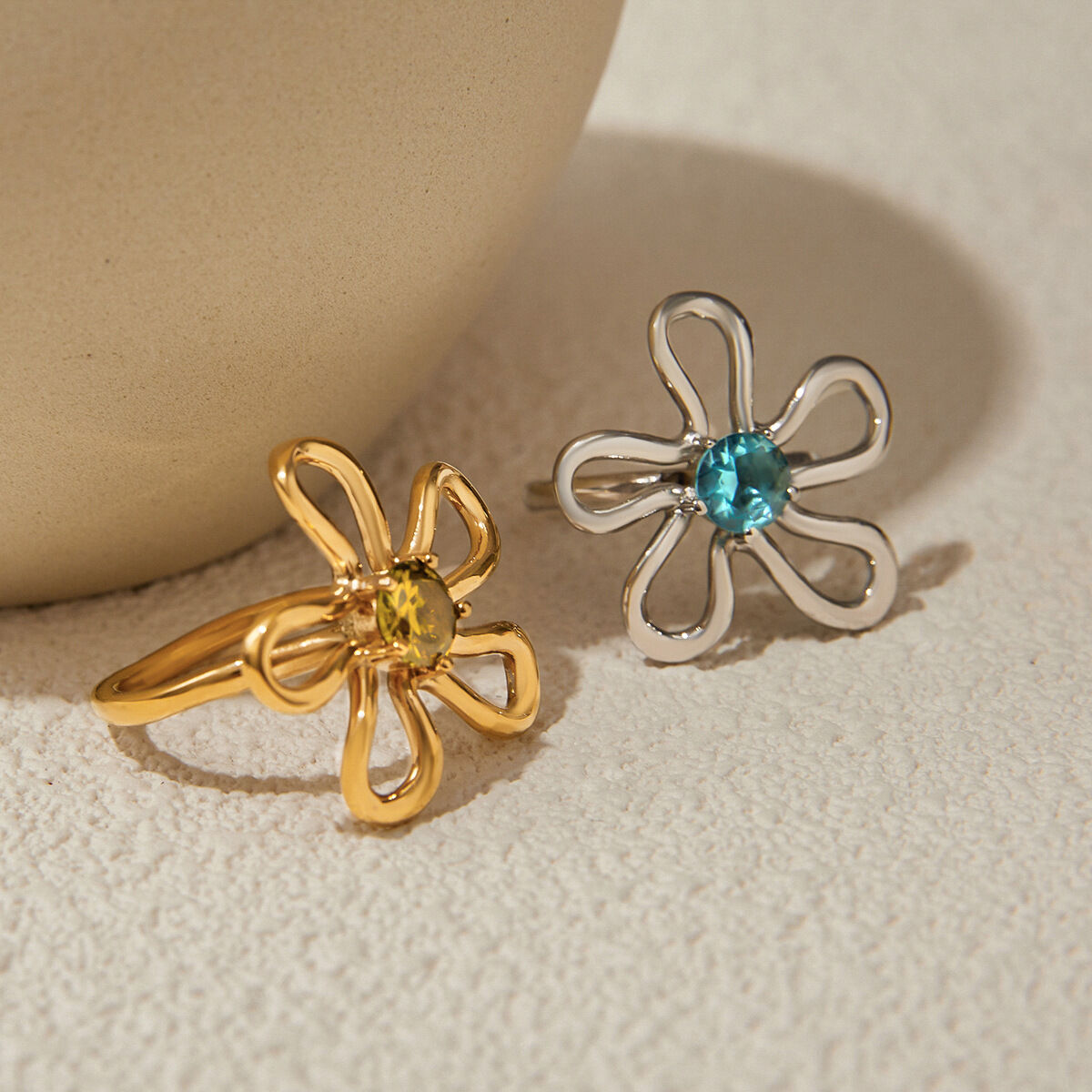 Anillos llamativos de acero inoxidable con diseño de flores dulces, resistentes al agua y color dorado. h5 Imagen4