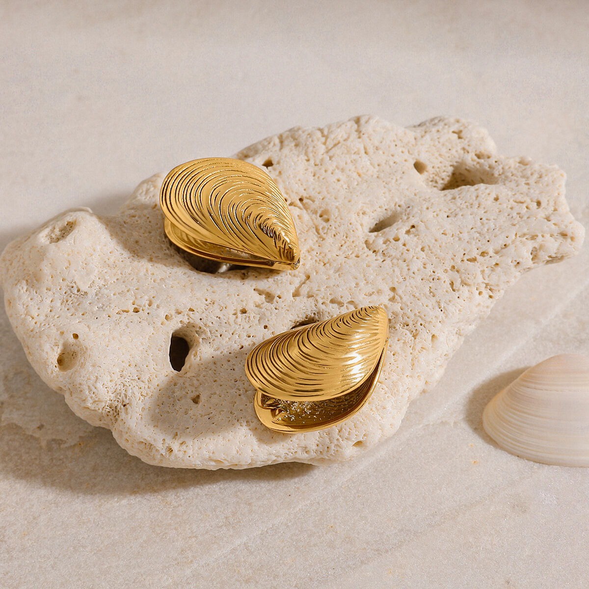 Orecchini a bottone color oro impermeabili in acciaio inossidabile a forma di conchiglia Immagine6