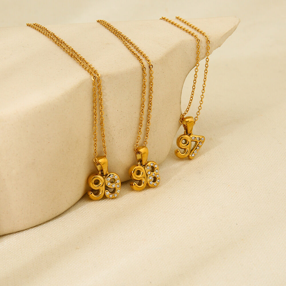 Gouden, roestvrijstalen, waterdichte hanger met cijfers aan een ketting.