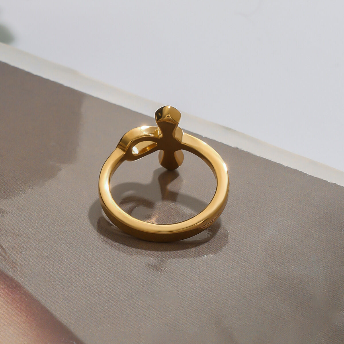 1 pezzo di anello singolo da donna in acciaio inossidabile con croce retrò, impermeabile, color oro h5 Immagine5